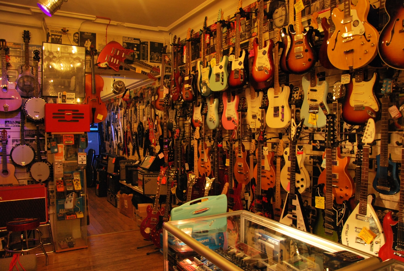 Intérieur d'une boutique d'instruments de musique